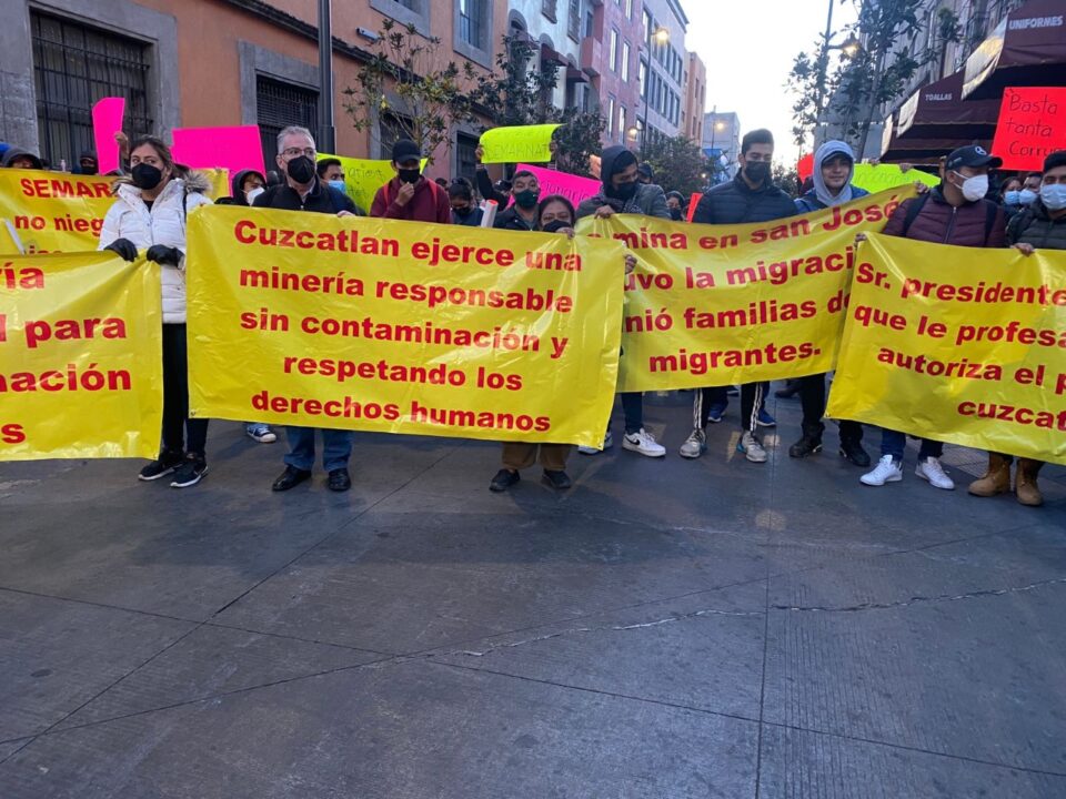 Se manifiestan mineros de Cuzcatlán en Palacio Nacional