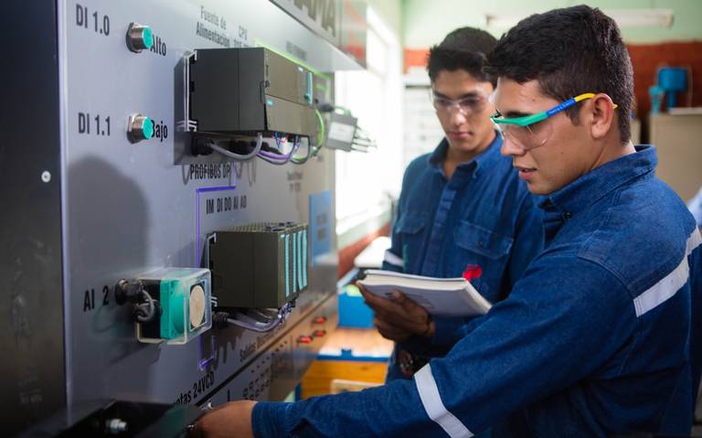 CETLAR Peñoles y Fresnillo PLC promueven el desarrollo profesional de los jóvenes en México.