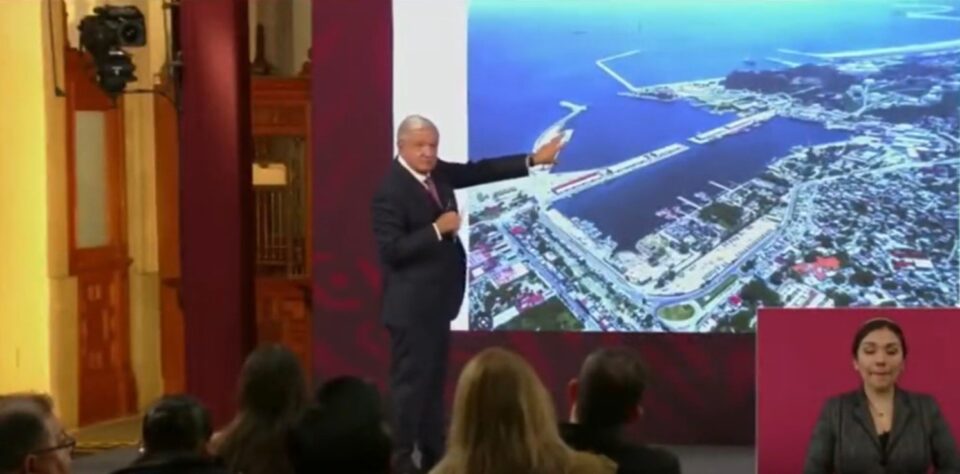 El presidente Andrés Manuel López Obrador informó que se han invertido más de 100 mil millones de pesos para obras de infraestructura y modernización en Salina Cruz, Oaxaca.