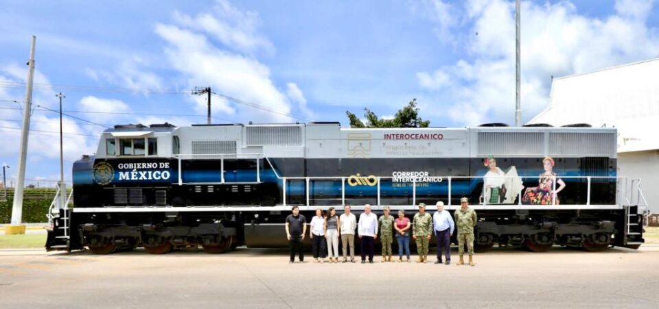 AMLO presenta primera locomotora del Tren Interoceánico