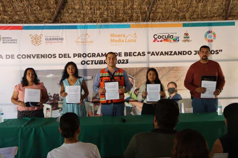 Minera Media Luna renueva convenio de becas con estudiantes en Guerrero
