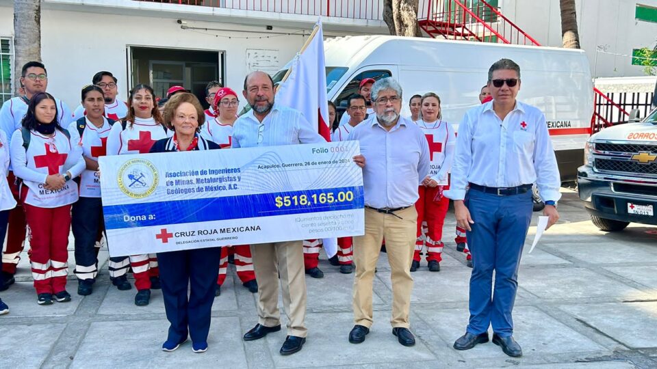 Mineros entregan donativo a Cruz Roja de Guerrero para damnificados por huracán Otis