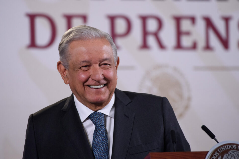 El presidente Andrés Manuel López Obrador aseguró que están cumpliendo con el compromiso de no aumentar en el precio de los energéticos