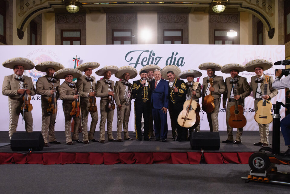 AMLO celebra Día de las Madres con concierto en Palacio Nacional