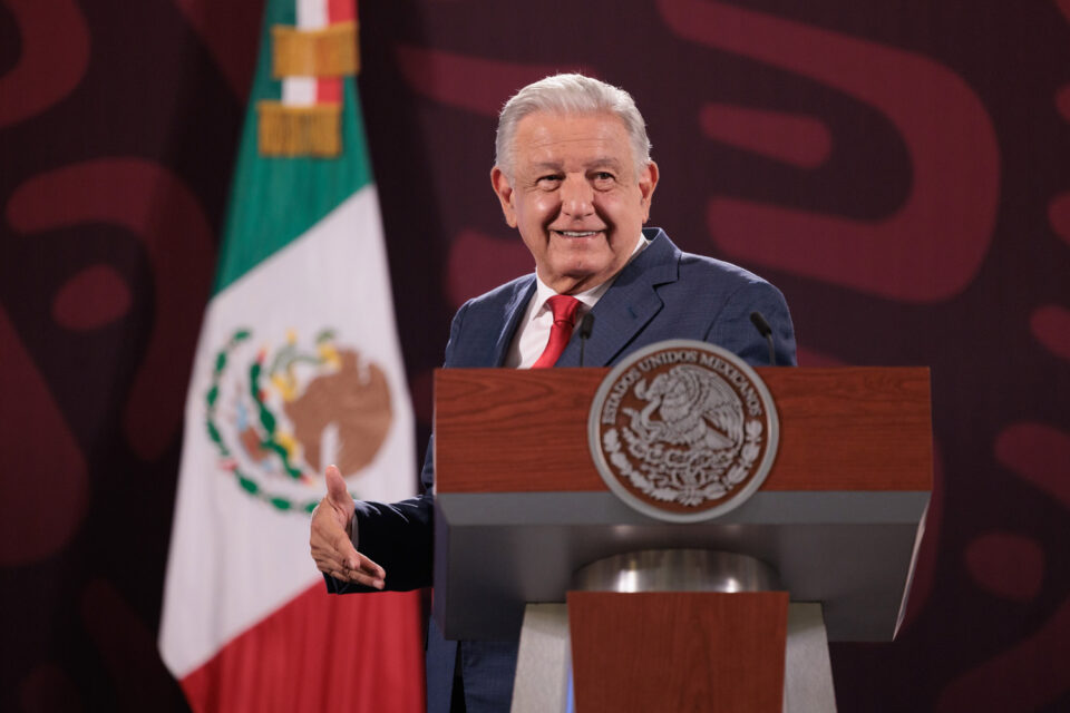 Economía nacional resiste por récord en reservas y apreciación del peso: AMLO