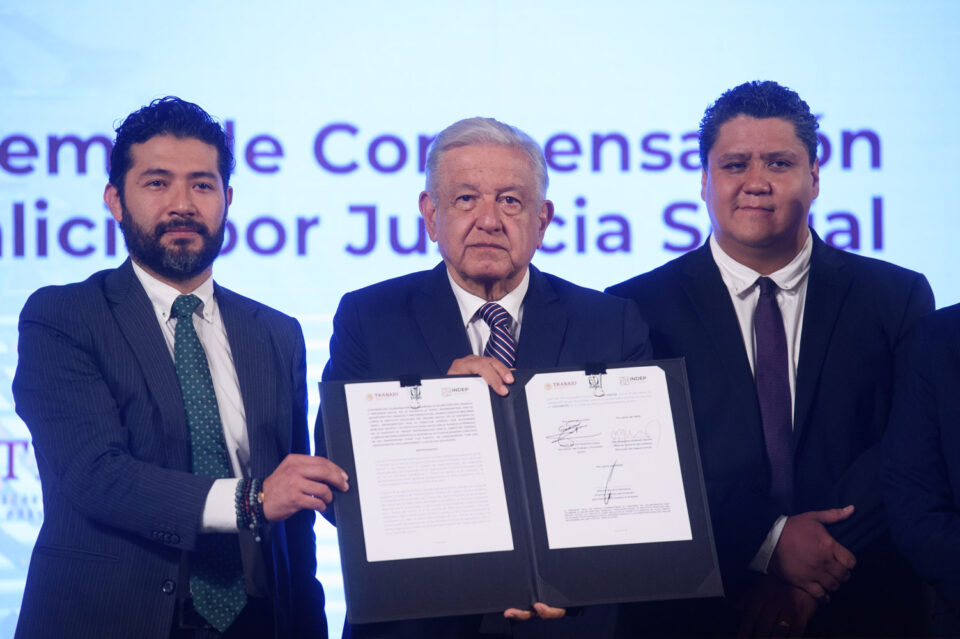 AMLO firma convenio para sumar a 1,350 extrabajadores de Luz y Fuerza del Centro al SCVJS