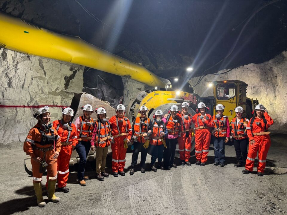 Consejeros de la AIMMGM recorren la mina de zinc más importante de Industrias Peñoles