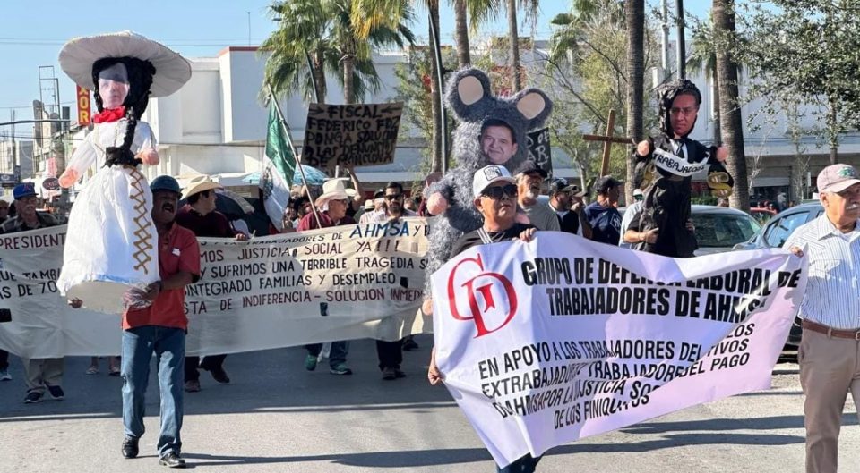 Ex obreros y jubilados de AHMSA protestan en Monclova para exigir justicia laboral