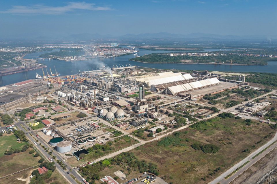 Grupo Fertinal fortalece la producción nacional de fertilizantes con capacidades únicas en fósforo y urea, de acuerdo con Pemex.