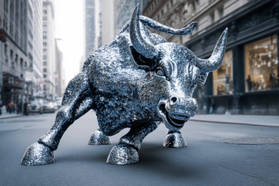 Onza de plata se anota nuevo máximo histórico; gana 50% en lo que va de enero