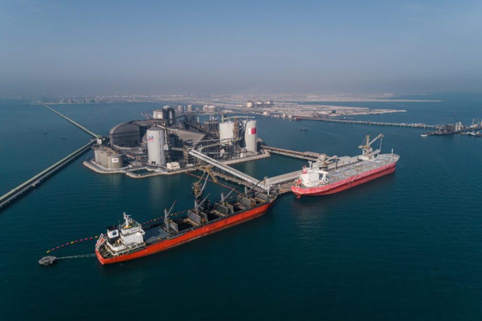 Crisis logística en el Estrecho de Ormuz dispara precios del aluminio a máximos de 4 años