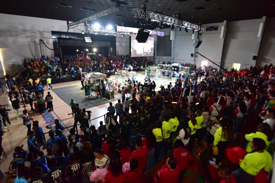 Industrias Peñoles recibe a 1,500 jóvenes para el Regional Laguna de robótica