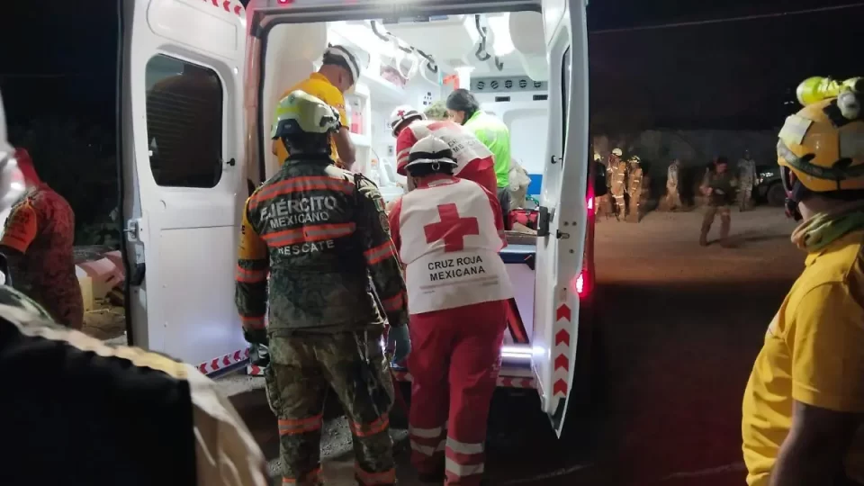Rescatan con vida al primer minero atrapado en Rosario en Sinaloa