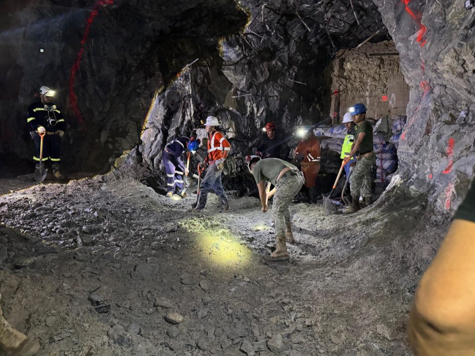 Estrategias de bombeo y perforación aceleran el rescate en la mina Santa Fe en Sinaloa