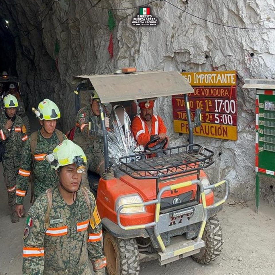 Buzos del Ejército Mexicano lideran heroico rescate de minero atrapado en Mina Santa Fe en Sinaloa
