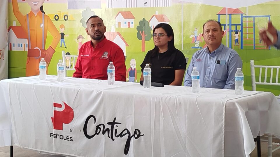 Industrias Peñoles entrega lentes en Velardeña