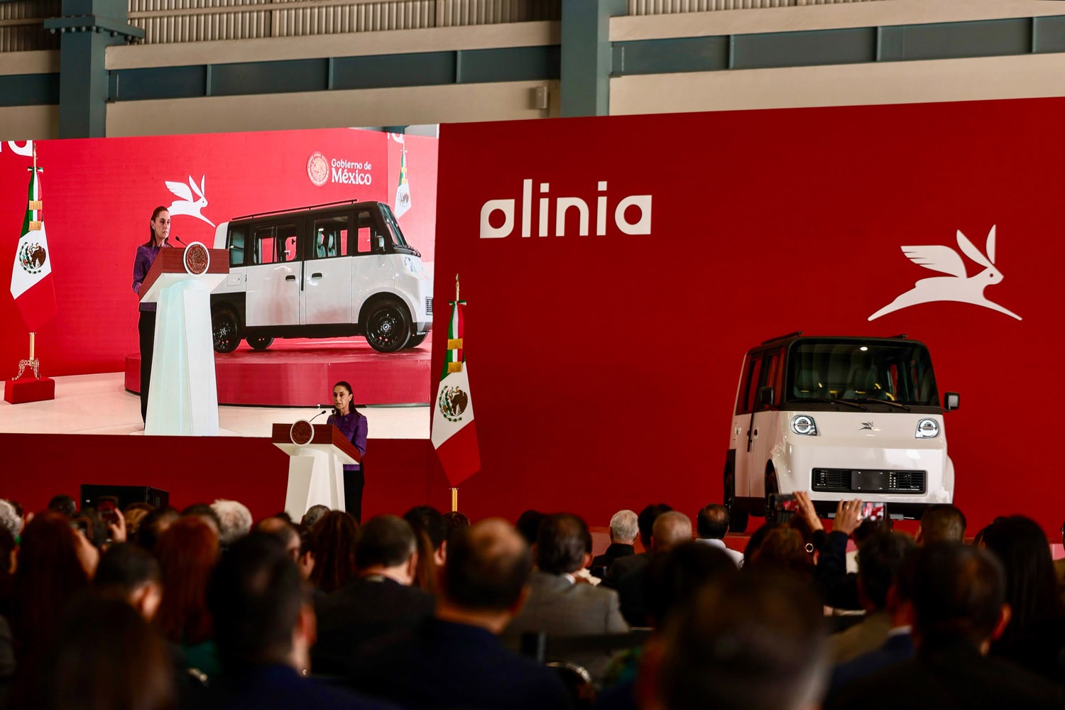 Sheinbaum presenta el Olinia 1: el primer auto eléctrico mexicano costará 150 mil pesos